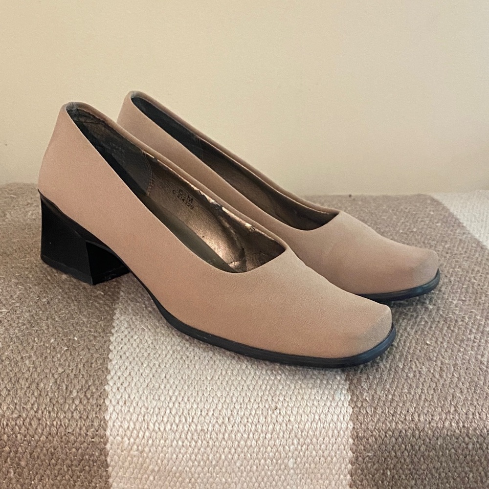 Low Heeled Pump with Square Toe in Tan and Black